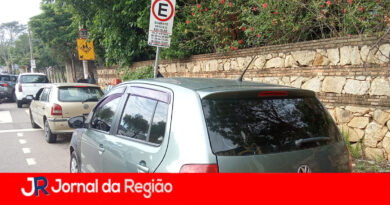 “Paradinha” na porta de escola prejudica descida de crianças em Jundiaí