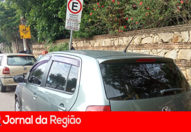 “Paradinha” na porta de escola prejudica descida de crianças em Jundiaí