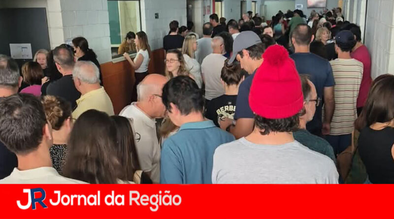 Eleitores pedem redistribuição na Faculdade Anhanguera de Jundiaí