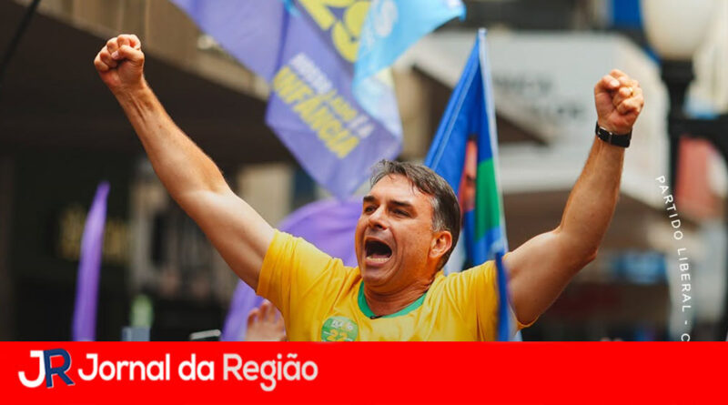 Tarcísio diz que é hora de todos apoiarem Flávio Bolsonaro