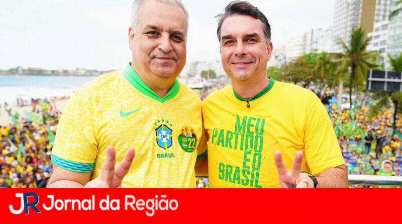 Flávio Bolsonaro encerra campanha em ato no RJ com Nikolas e Douglas Ruas