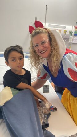grupo leva personagense faz entrega de presentes 10