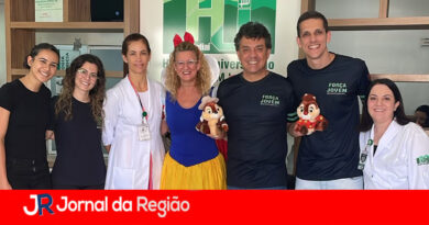 grupo leva personagense faz entrega de presentes 12 copiar