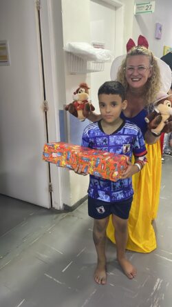grupo leva personagense faz entrega de presentes 8