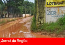 Moradores reclamam de lama que desceu de loteamento