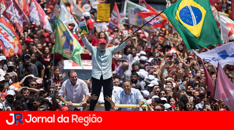 Apoiadores chegam para ato de Lula na avenida Paulista