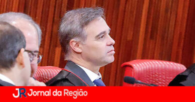 TSE manda Flávio Bolsonaro apagar vídeos difamatórios contra Lula