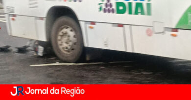 Moto bate de frente contra ônibus na Vila Comercial