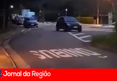 Prefeitura multa carros que bloquearam acesso de ônibus