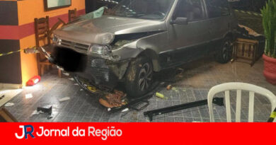 Motorista bêbado invade lanchonete com carro e acaba preso